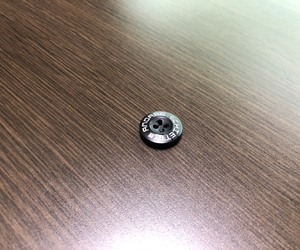 はち切れたボタン②